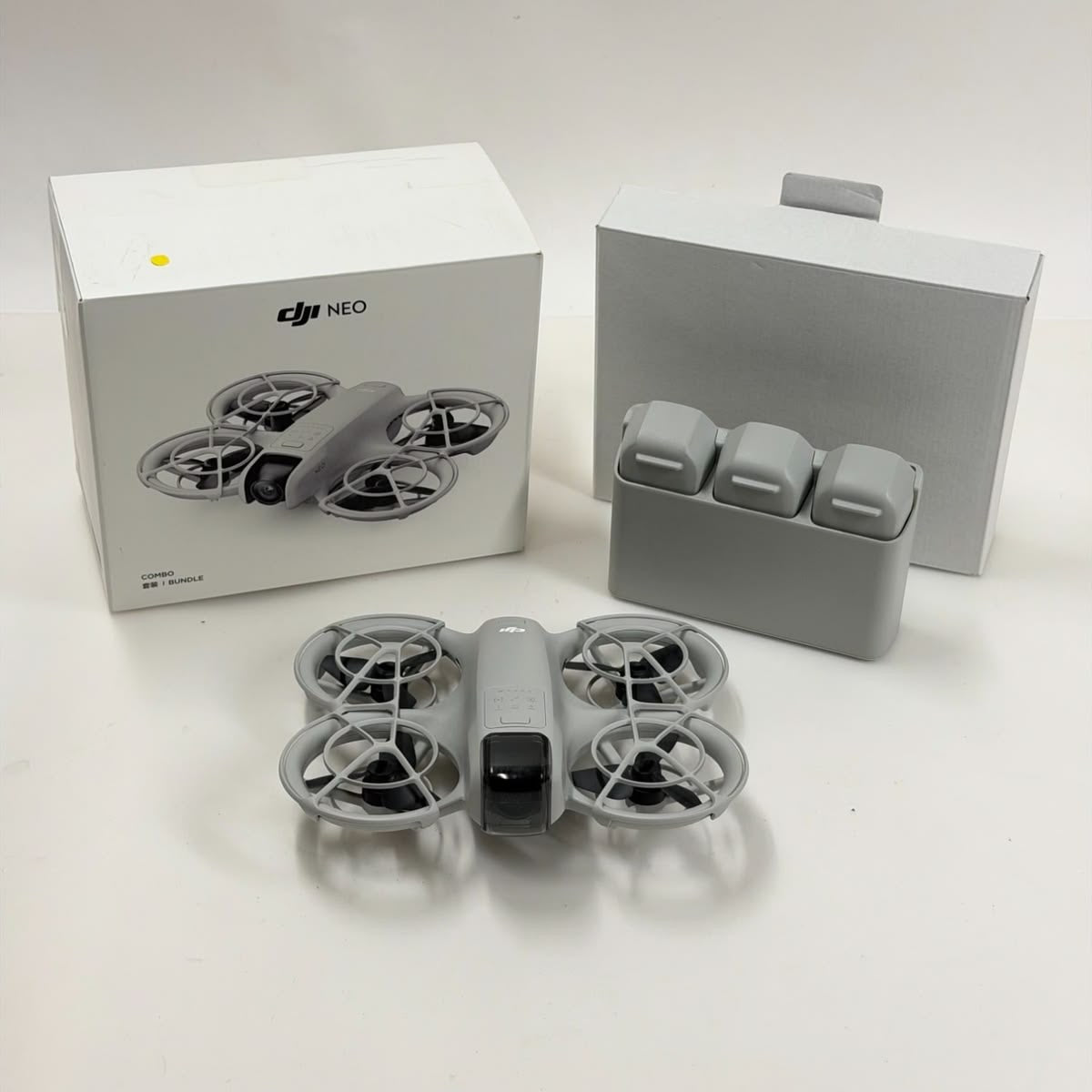 DJI Neo Fly More Combo — Drone Compact 4K avec Radiocommande et 3 Batteries
